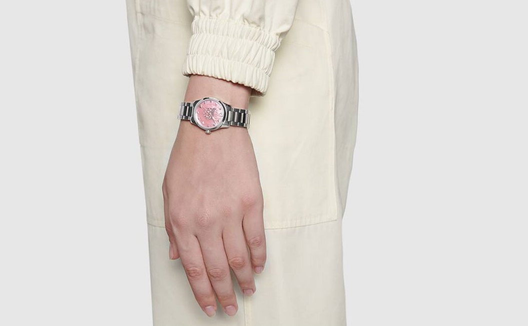 ساعة باللون الزهري من Gucci