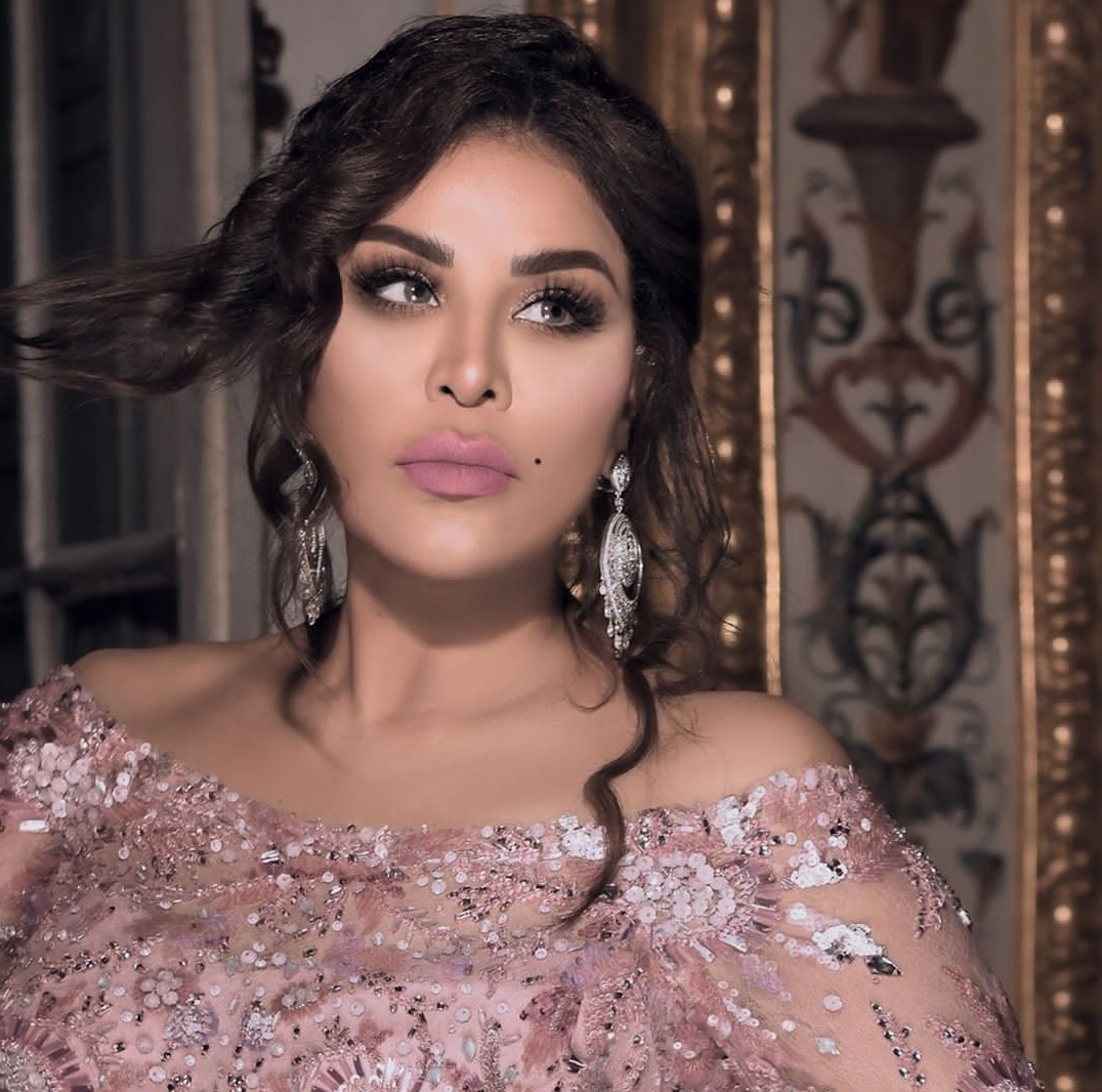 تسريحة الكعكة العالية