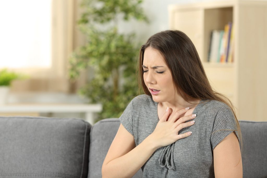 ضيق التنفس أحد أعراض السكتة القلبية
