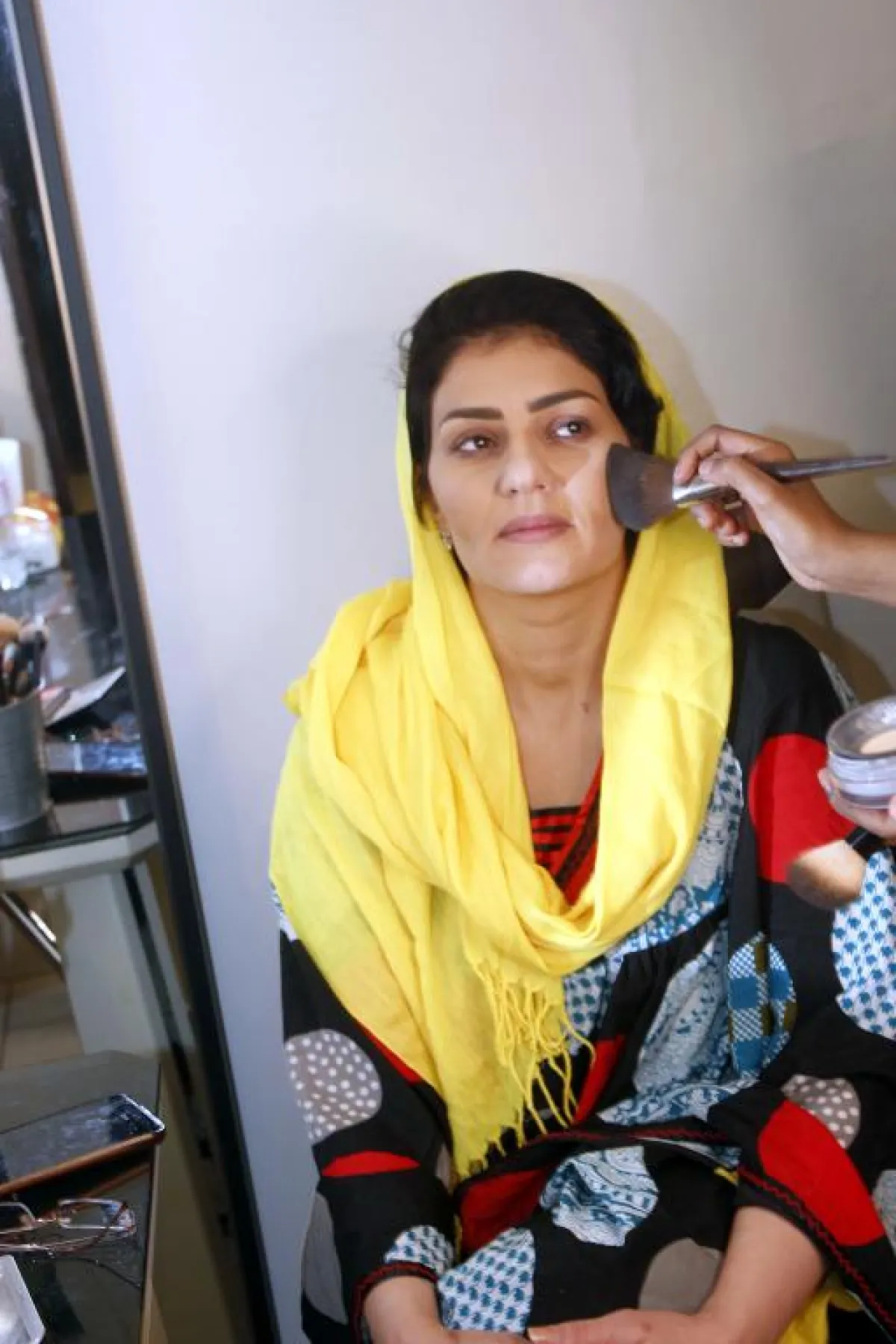 الممثلة بسمة صلاح في غرفة الماكياج