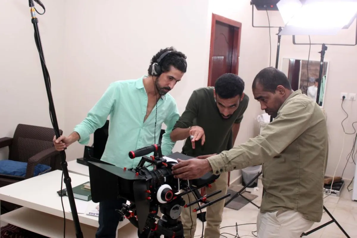 المخرج محمود السفير يشرح تصوير أول مشهد للمصور عبد الله صالح ومهندس الصوت ماهر الهذلي