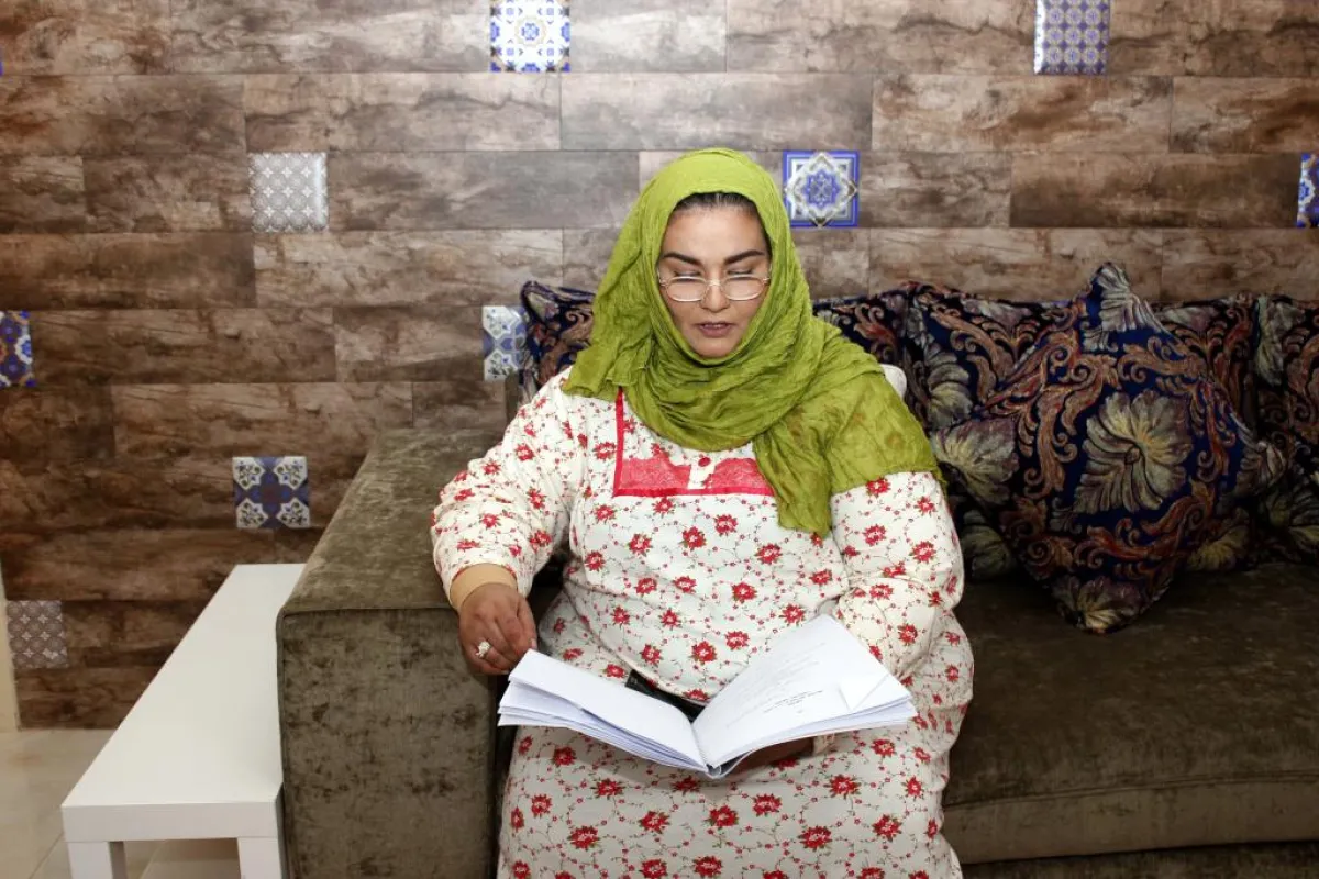 الممثلة آمنة حزام تقرأ المشهد قبل التصوير