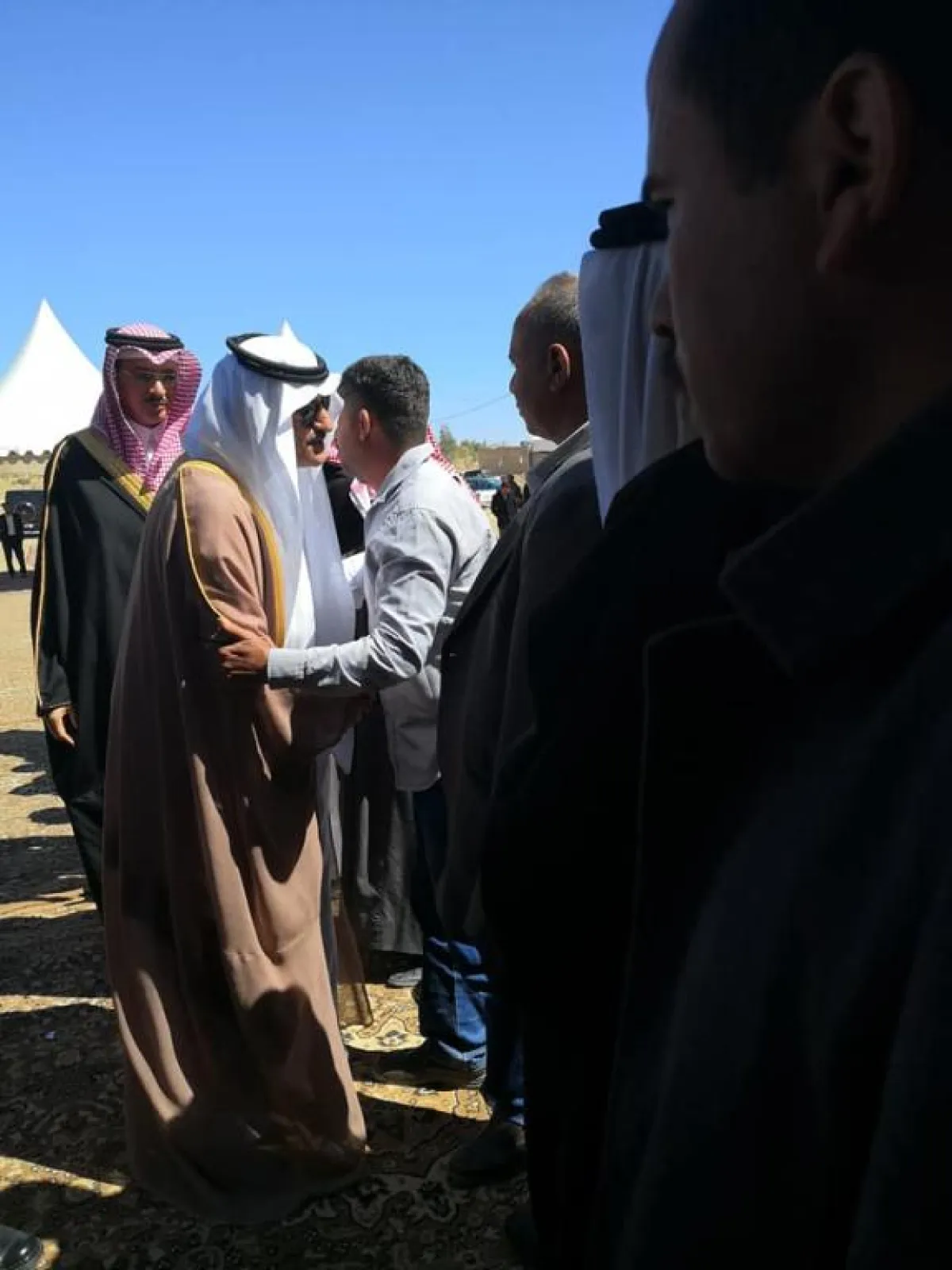السفير السعودي خلال تقديمه واجب العزاء.jpg