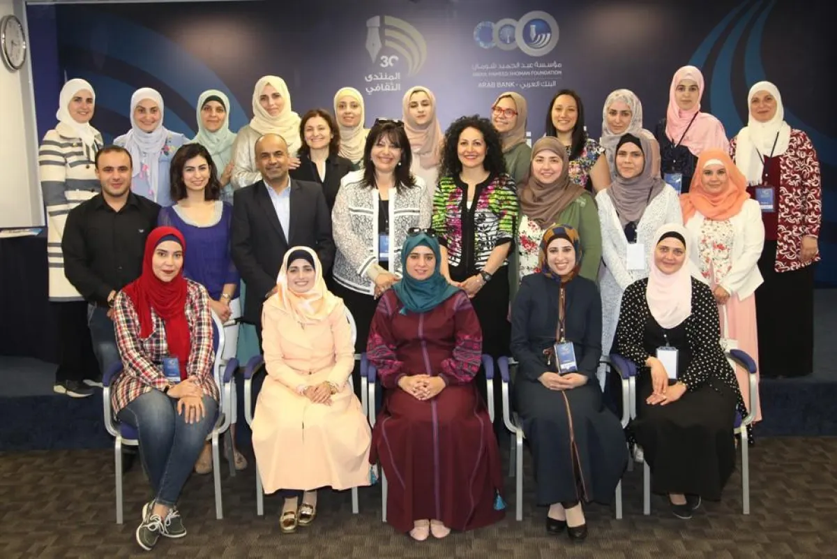 قسيسة مع المشاركين بالورشة.jpg