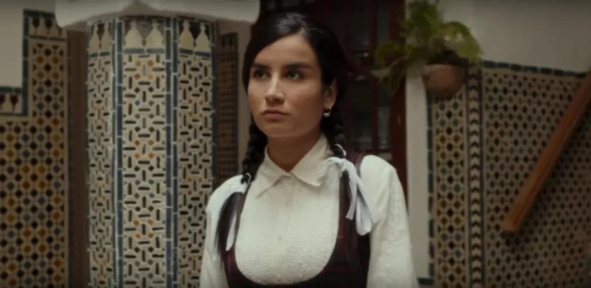 شخصية نفيسة لحظة وصولها إلى القصر.png