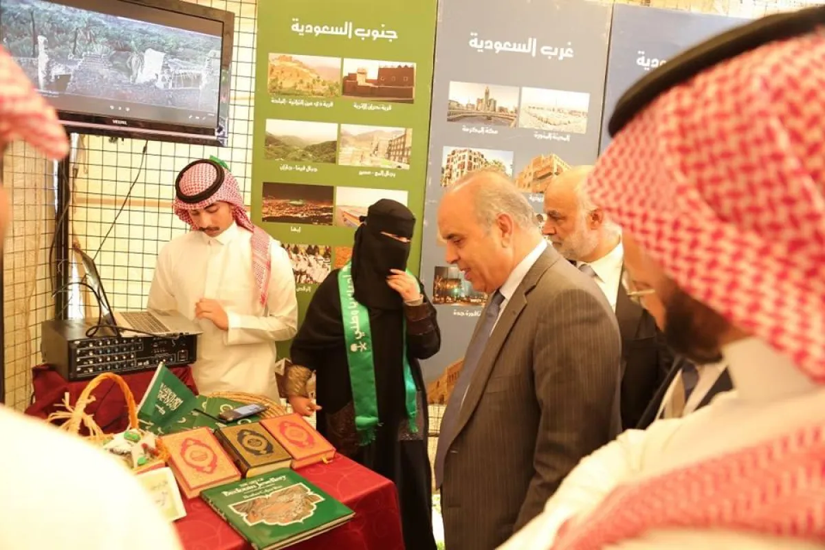 رئيس الجامة الأردني من الجناح السعودي.jpg