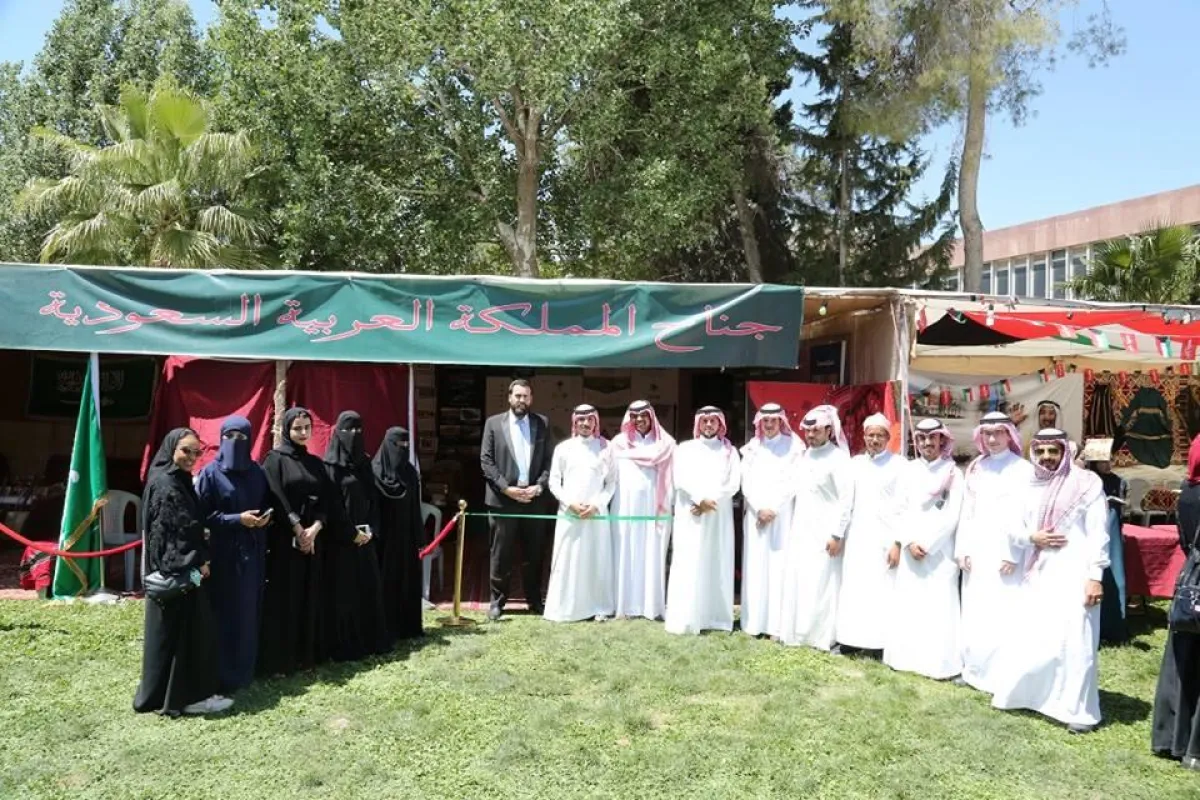 الطلبة المنظمين للجناح السعودي.jpg