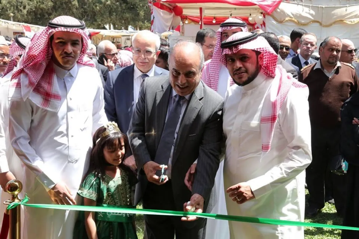 رئيس الجامعة الأردنية عزمي محافظة خلال افتتاح الجناح السعودي.jpg
