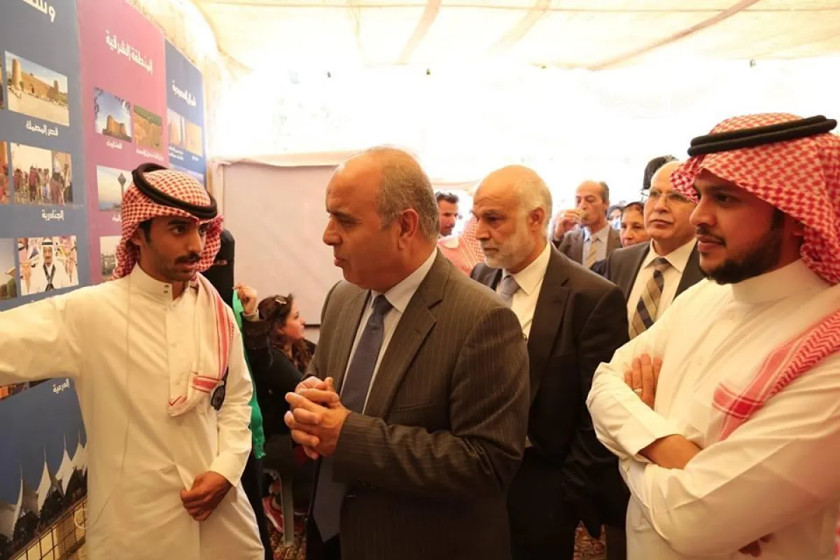المحافظة خلال جولته في الجناح السعودي.jpg