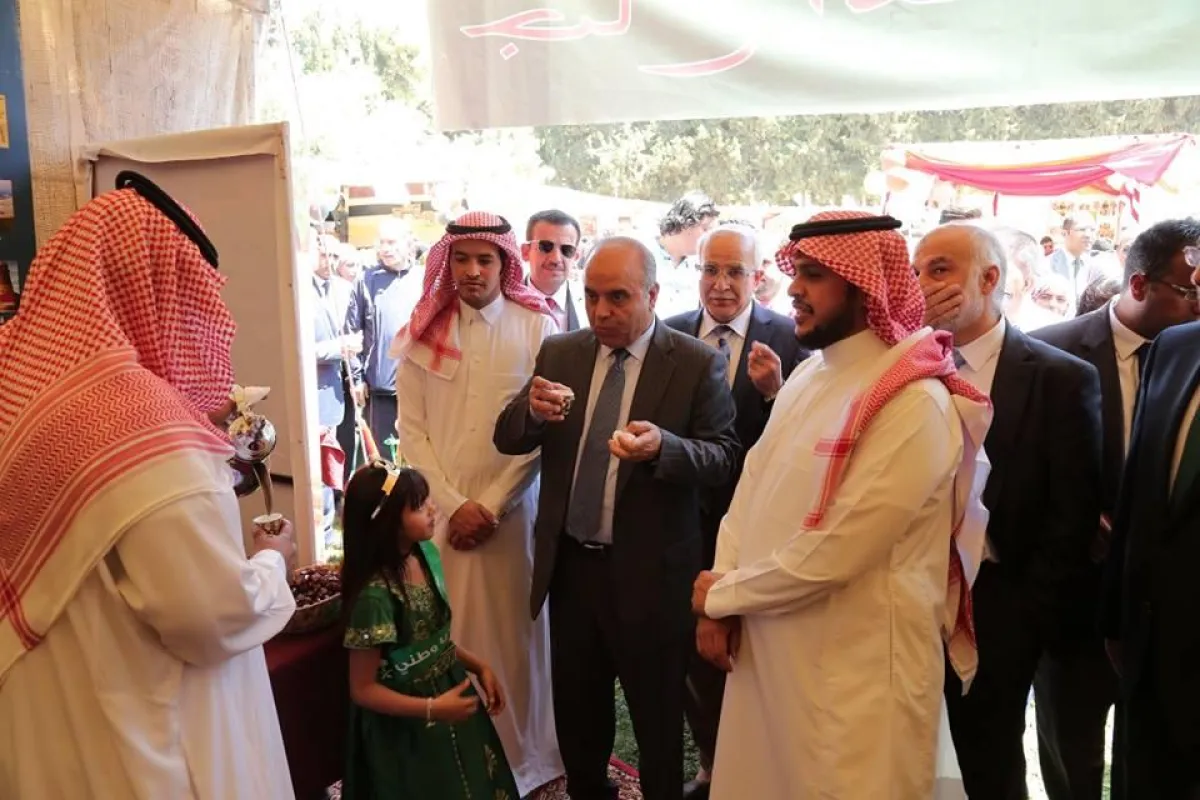 المحافظة يحتسي القهوة العربية السعودية.jpg