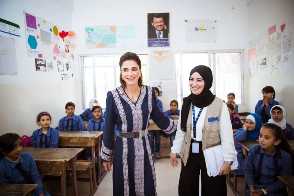 تبادلت الملكة رانيا الحديث مع الطالبات والمعلمات.jpg