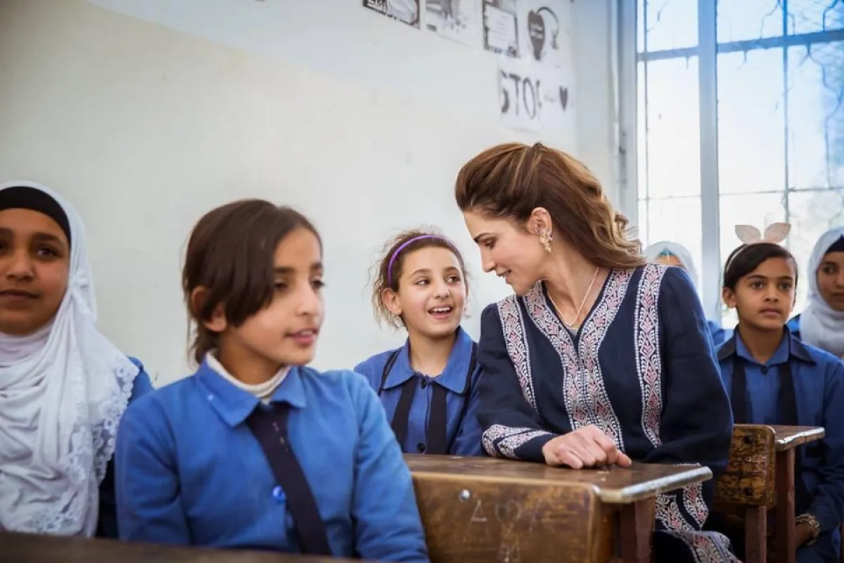 الملكة رانيا في مدرسة حيان الشرقي الأساسية المختلطة.jpg