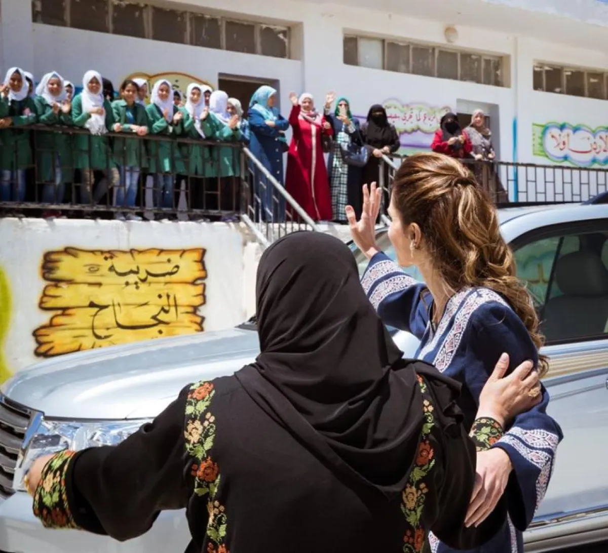 من زيارة الملكة رانيا  لمدرسة حيان الشرقي الأساسية المختلطة.jpg