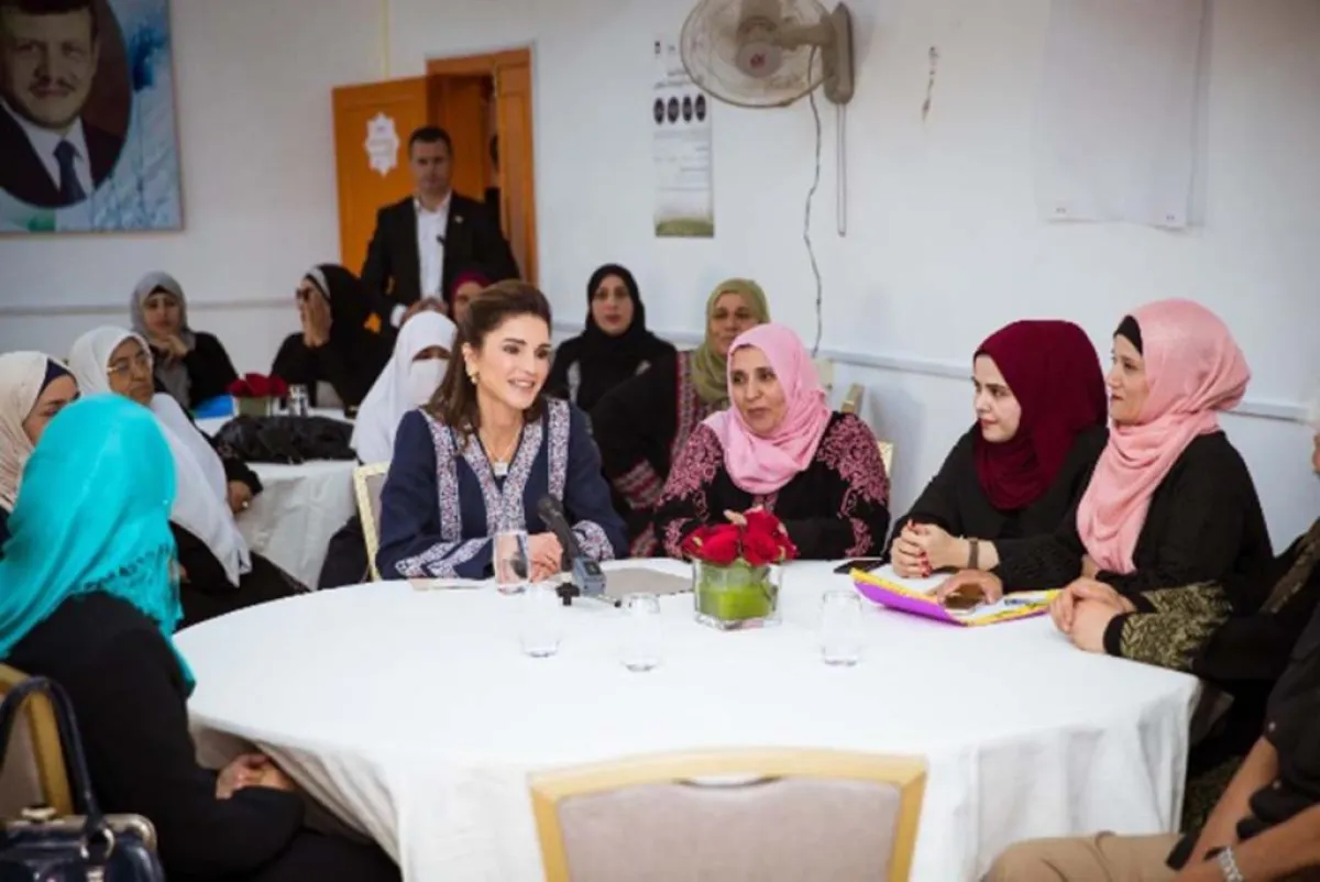من لقاء الملكة رانيا المستفيدين من جمعية حيان الرويبض للتنمية الاجتماعية.jpg
