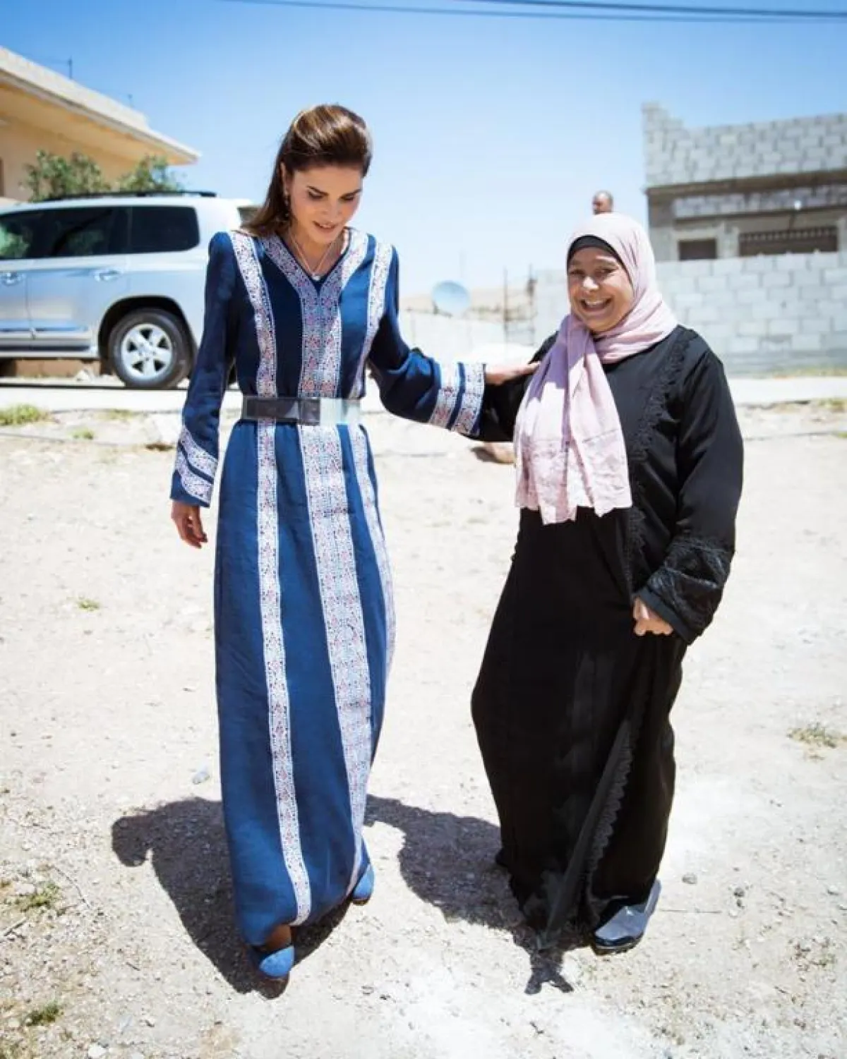 الملكة رانيا العبد الله خلال زيارتها إلى القرية في المفرق.jpg