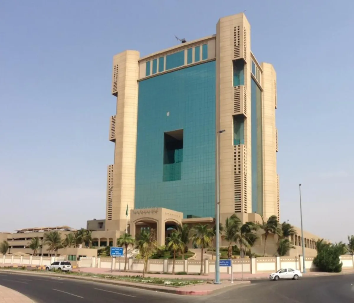 أمانة جدة تكشف «سبعة» عوامل مسببة للحفر الوعائية في الطرق