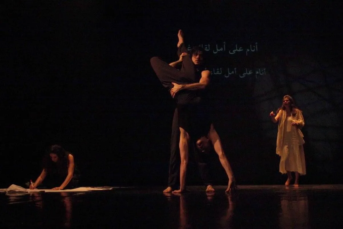 من الأداء الجسدي في العرض.jpg
