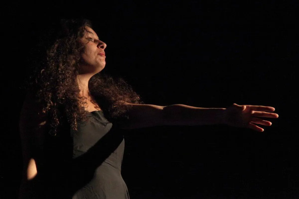 شخصية الحبيبة من العرض الفرنسي ليالي الخريف.jpg