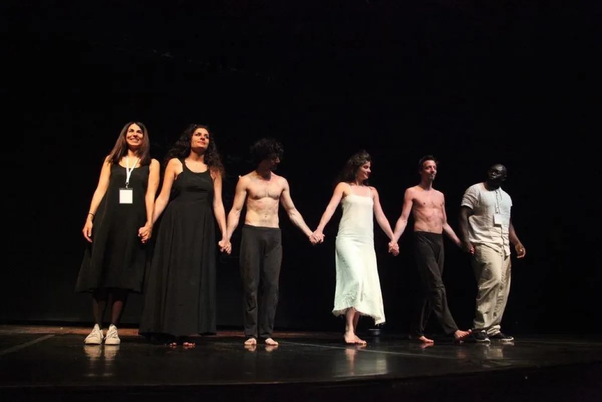 فريق العمل عقب انتهاء العرض.jpg