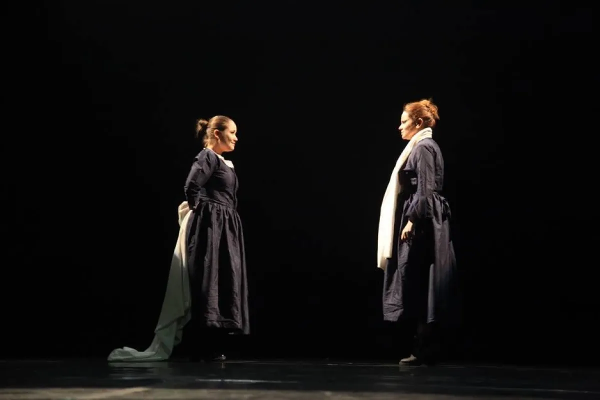 مشهد يجمع العجوز والفتاة المثقفة.jpg