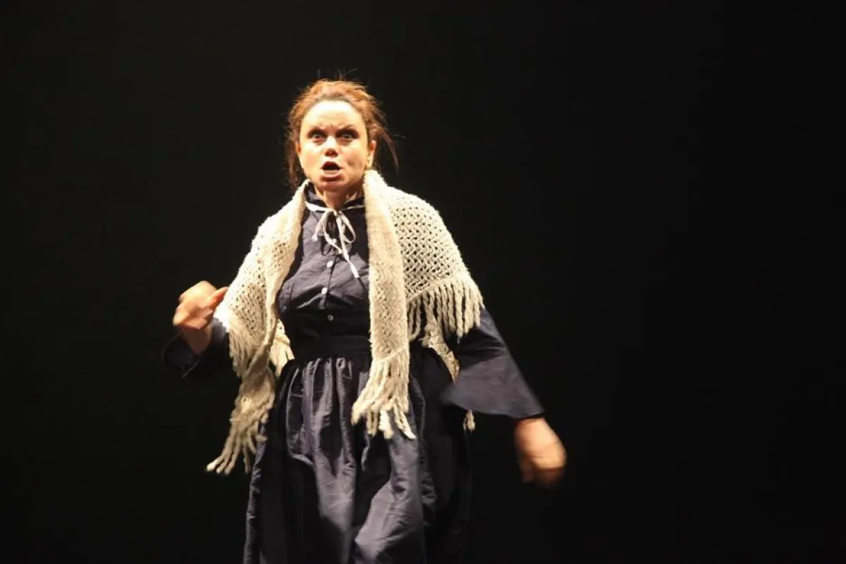 مشهد من المسرحية.jpg