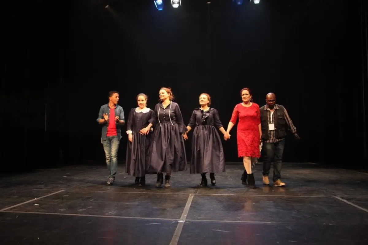 كادر العمل بعد نهاية العرض.jpg