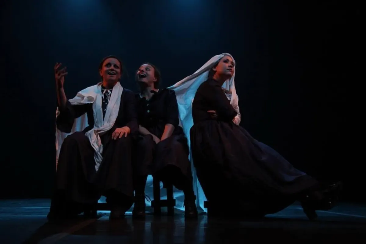 ثلاثتهن يغنين على شاطئ البحر رغم مأساتهن.jpg