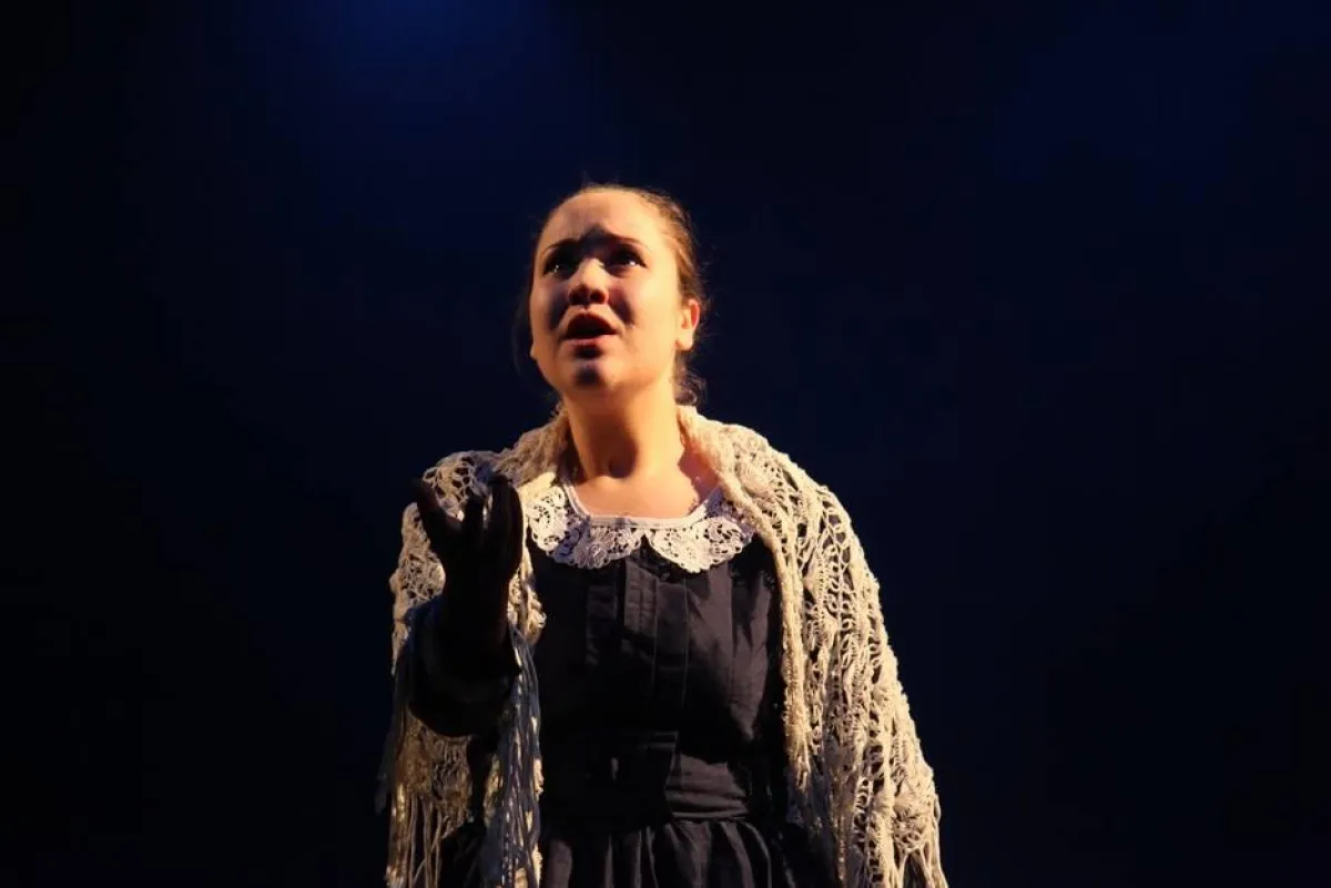 شخصية الفتاة المثقفة من العرض التونسي.jpg