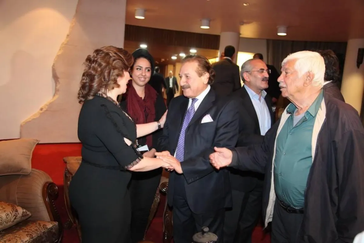 لقاء النجم الكويتي محمد المنصور بالنجمة إلهام شاهين بكواليس الافتتاح.jpg