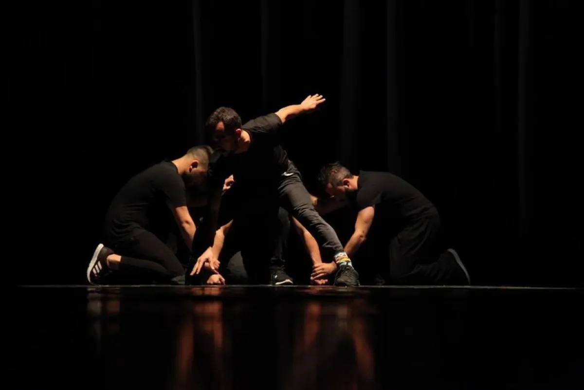 من عرض فرقة الفنون الأدائية.jpg