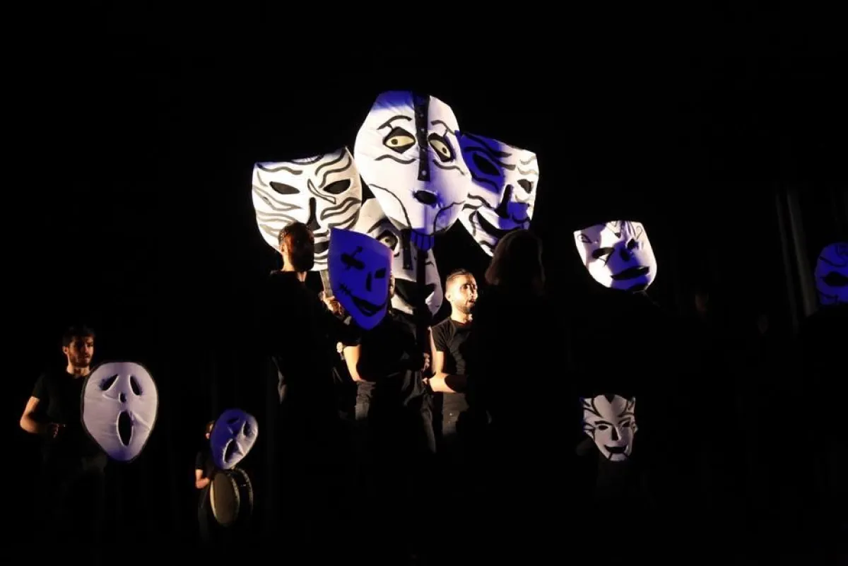 الأقنعة المسرحية من فرقة سكيتشو.jpg