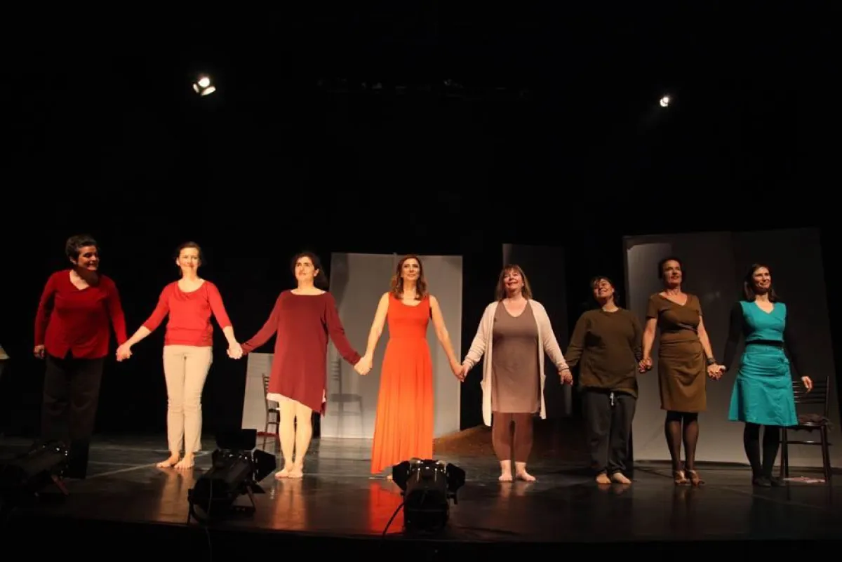 فريق العمل بعد انتهاء العرض.jpg