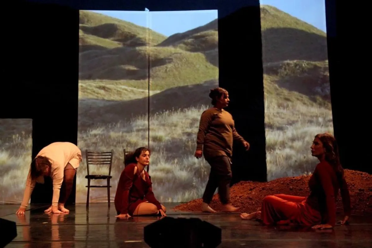 الشخصيات الرئيسية في العرض.jpg