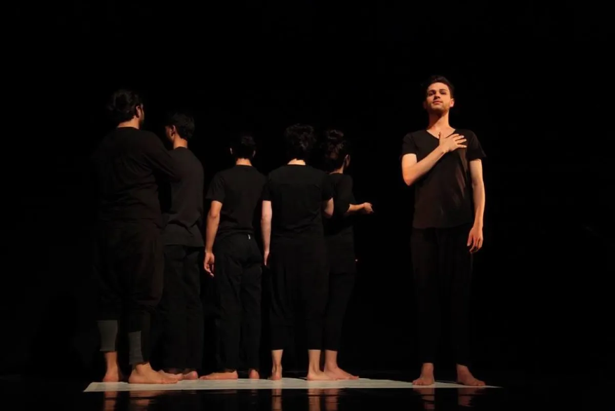 مشهد البداية من العرض الفلسطيني.jpg