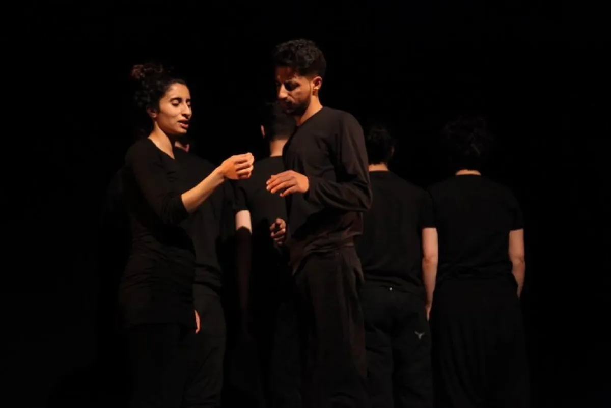 شقيقة جاد تعطيه الرسالة.jpg