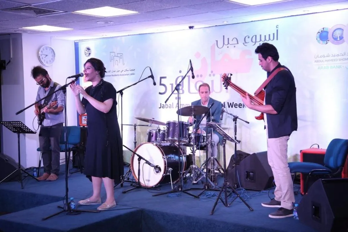 الفنانة شيرين عبده مع الفرقة الموسيقية.jpg