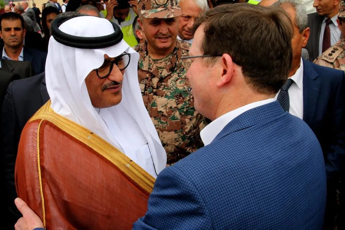 السفير مع وزير الصحة الأردني الشياب.jpg