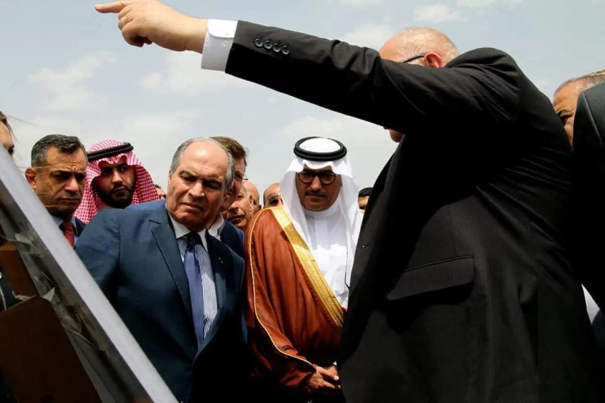 وزير الأشغال يشرح عن المشروع.jpg