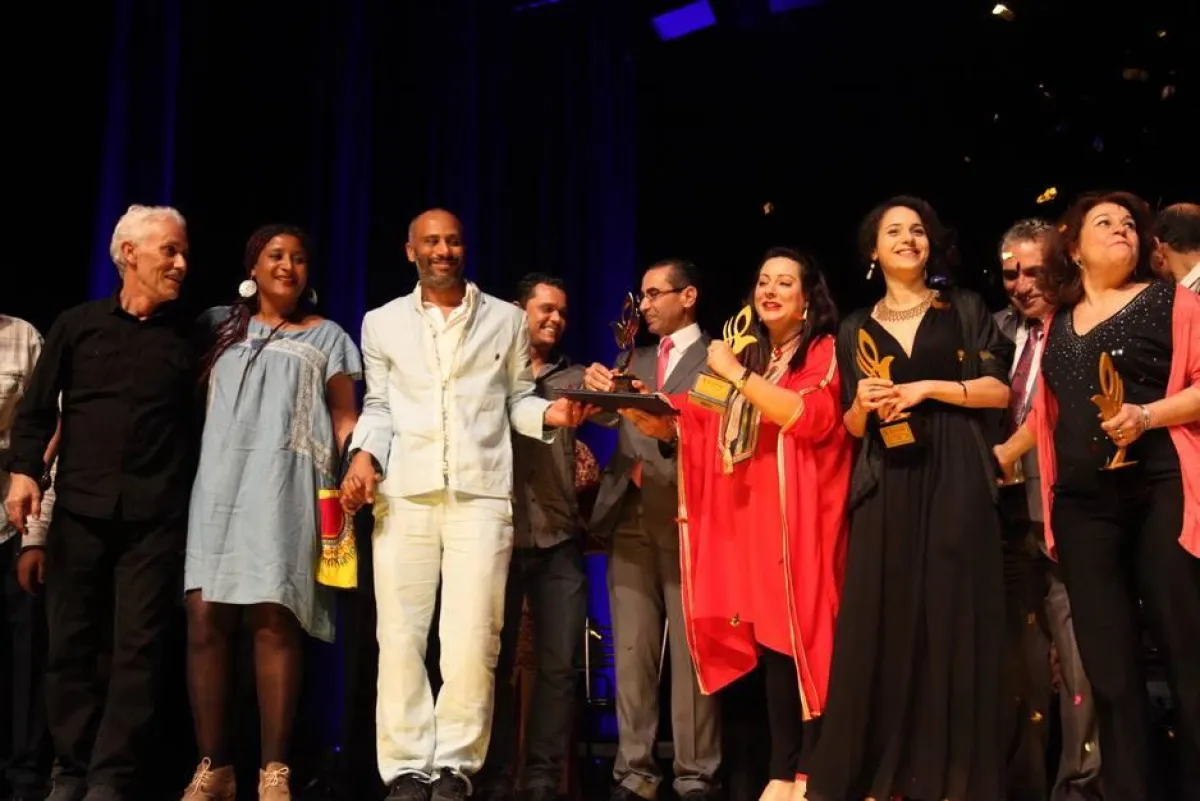 فريق عمل مسرحية الشقف يتسلمون جائزة ذهبية أفضل عرض متكامل.jpg