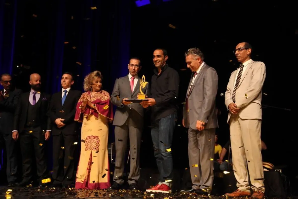 الفنان التونسي عبد المنعم شويات يتسلم جائزة أحسن ممثل.jpg