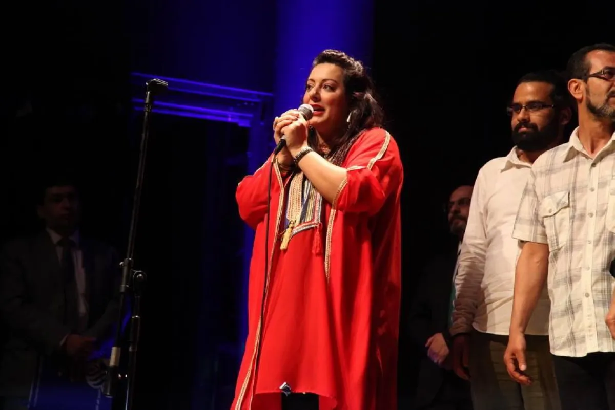 مخرجة العرض التونسي سيرين غنون الشقف بعد تسلمها ذهبية المهرجان.jpg