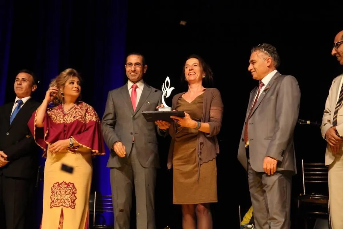 المخرجة السويسرية أنينا يندريكو و تتسلم فضية أفضل عرض مسرحي متكامل.jpg