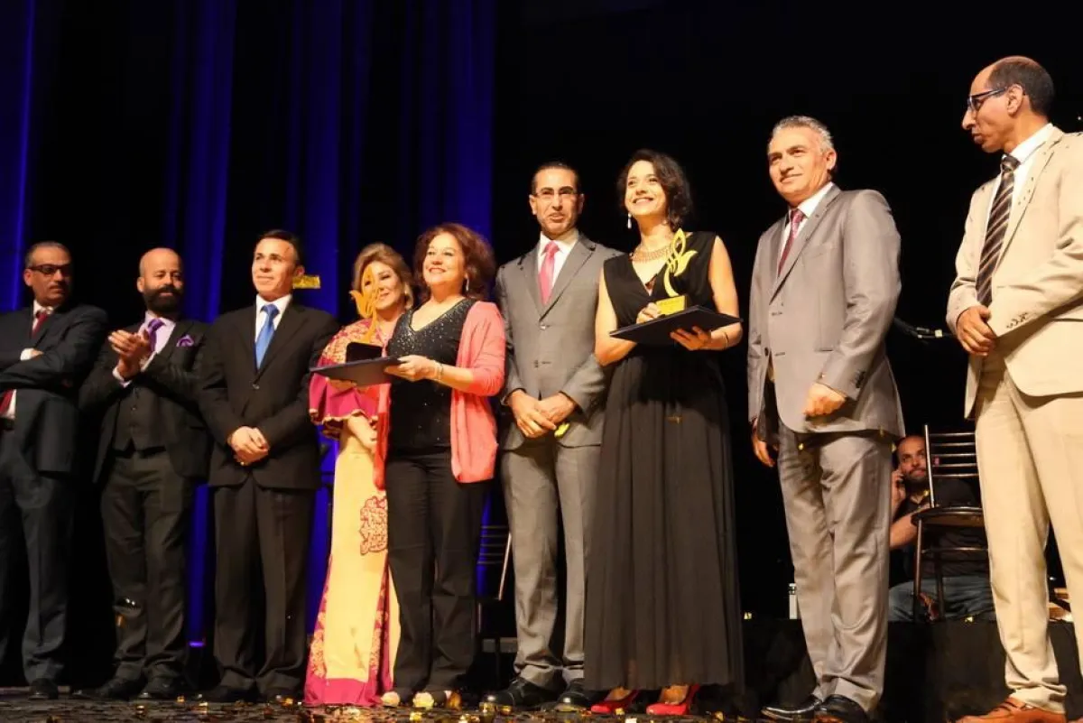 الفنانتين ندى حمصي وصوقيا موسى تتسلمان جائزة أحسن ممثلة مناصفة.jpg