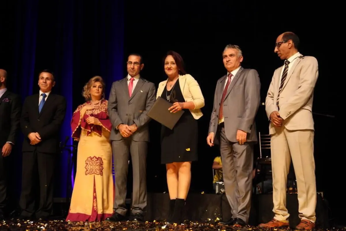 المخرجة التونسية وفاء طبوبي تتسلم برونزية أفضل عرض مسرحي متكامل.jpg