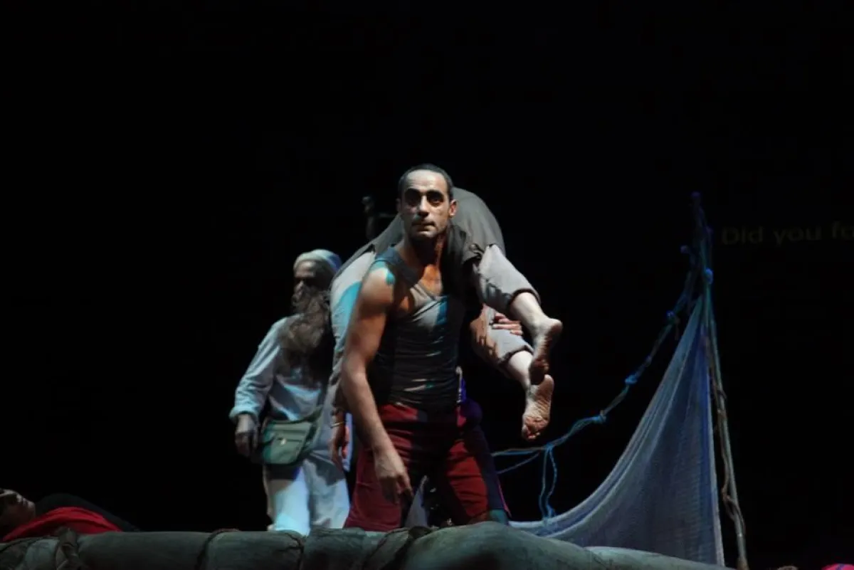 مشهد من العمل.jpg