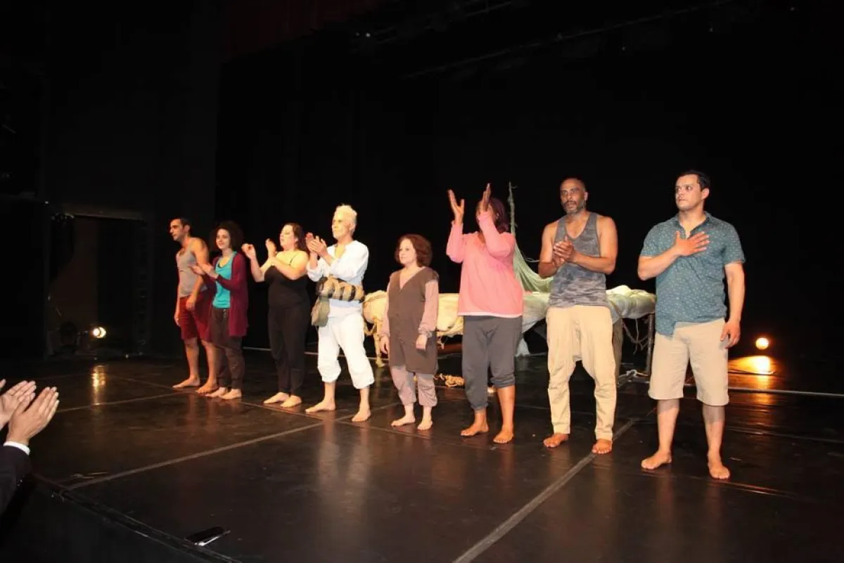 فريق العمل عقب انتهاء العرض.jpg