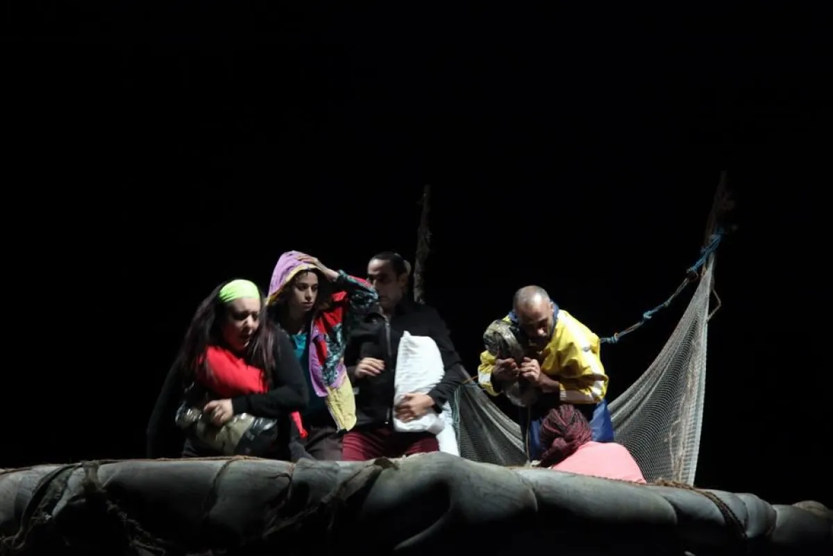 صعود اللاجئين إلى قارب الموت من المسرحية.jpg