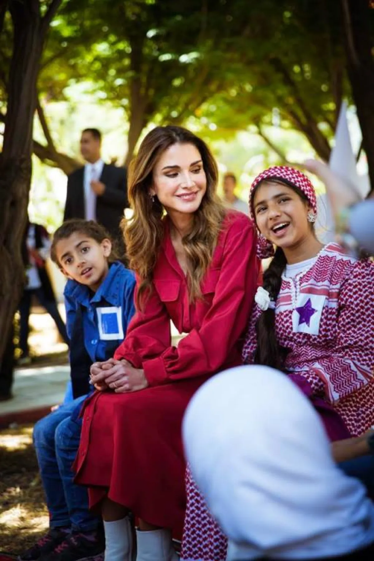 الملكة رانيا مع اطفال الكرنفال.jpg