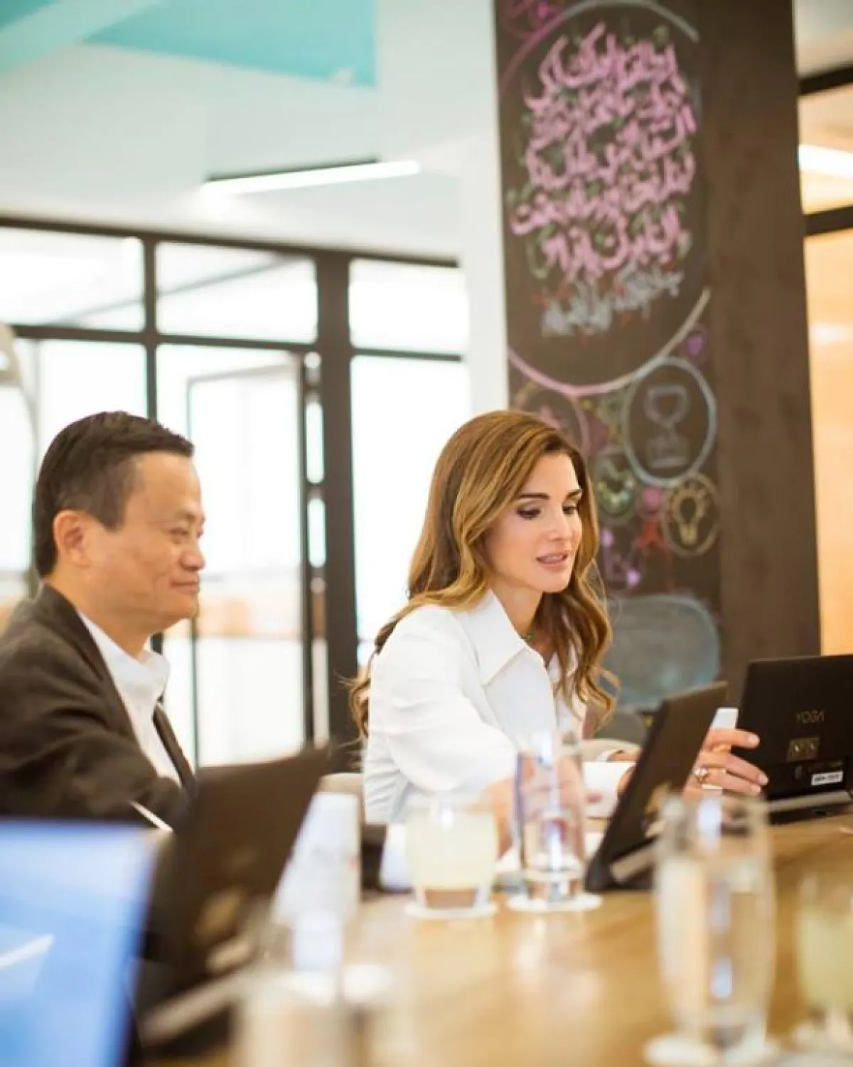 الملكة رانيا مع السيد جاك مؤسس مجموعة علي بابا.jpg