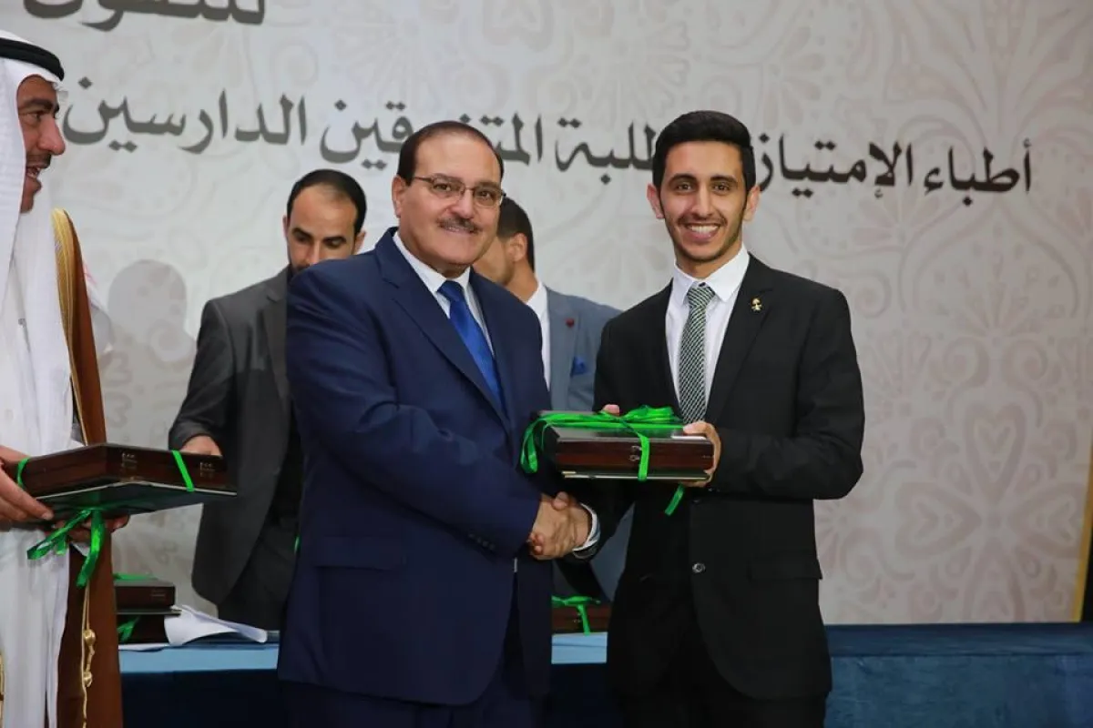 وزير التعليم العالي والملحق السعودي النابت يكرمون الطلاب.jpg